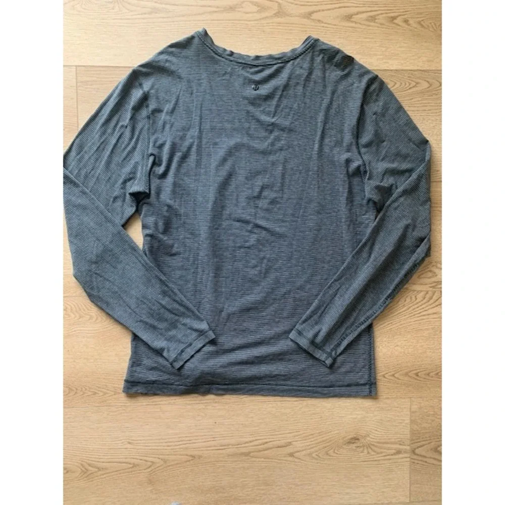 Lululemon Grey Striped V-Neck Long Sleeve Shirt‎ Top Women
